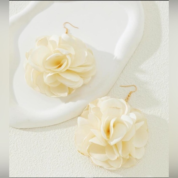 ✨NEW✨ Elegant White Floral Earrings - Picture 2 of 3